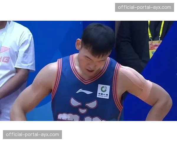 终场哨响，四川队球员向主场观众鞠躬致谢，告别本赛季