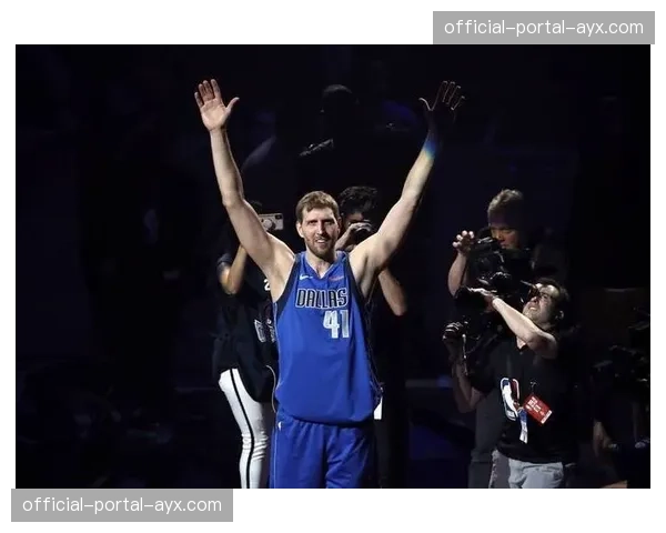 场边花絮：韦德、诺维茨基现身独行侠主场，观看东契奇比赛